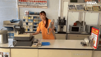 【結月りあ】客ゼロコンビニで巨乳美女店員の押し売り誘惑に抗えず中出しセックス決行【GIF】