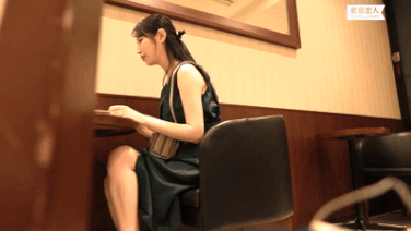 【朝妃りお】新婚旅行前に揺れる想いとすれ違う夫婦の距離感【GIF】