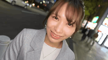 【湊月かれん】首絞めで濡れすぎドM看護師が汗と潮でシーツ水浸し【GIF】