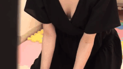【本田もも】清楚な黒髪妻の軟乳誘惑!ベビーマッサージ教室で魅せる深V谷間の秘密【GIF】